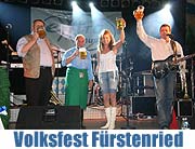2 Schläge zum Anstich: Mit den Fürstenrieder Frühlingsfest startete am 28.03. die Münchner Volksfestsaison (Foto: Martin Schmitz)